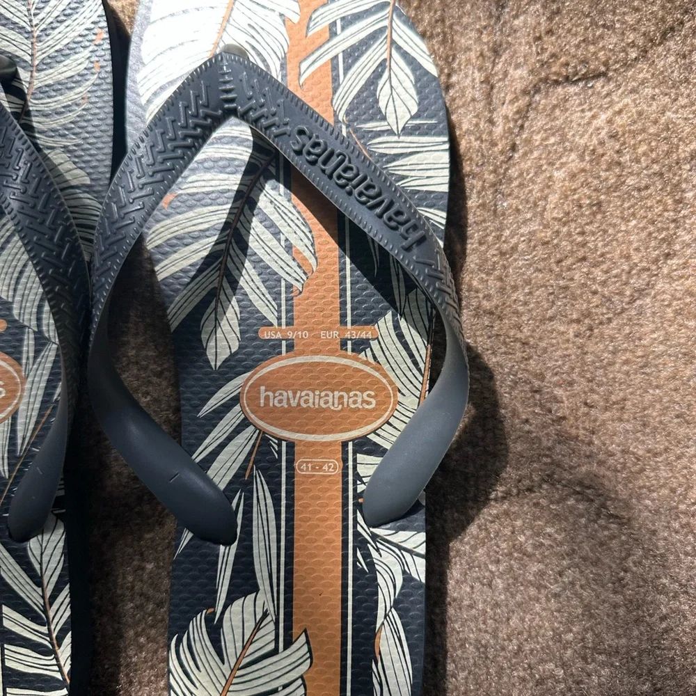 Havaianas Tropical Leaf Flip Flops - Gray and Tan Men’s 9-10 (41-42) - Picture 5 of 6